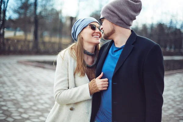 Casal feliz ter andar — Fotografia de Stock