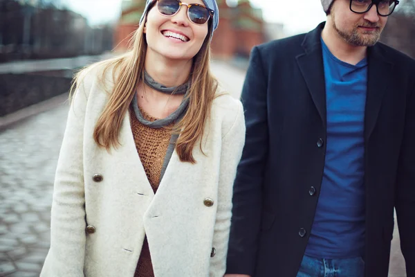 Chica y su novio teniendo caminar — Foto de Stock