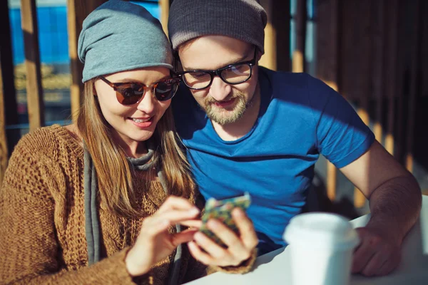 Junges Paar nutzt Smartphone — Stockfoto