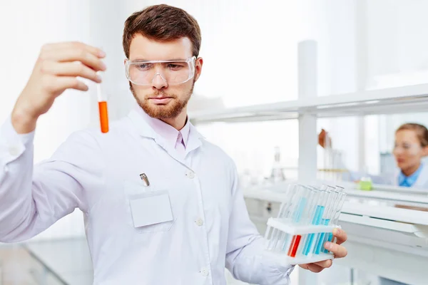 Chemicus werken met vloeistoffen in laboratorium — Stockfoto