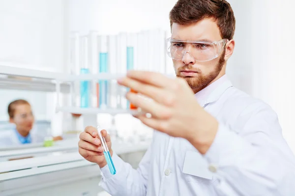 Químico que trabalha com líquidos em laboratório — Fotografia de Stock