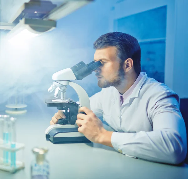 Cientista que estuda a substância biotecnológica — Fotografia de Stock