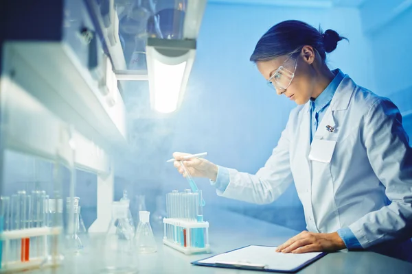 Cientista que trabalha com líquidos químicos — Fotografia de Stock