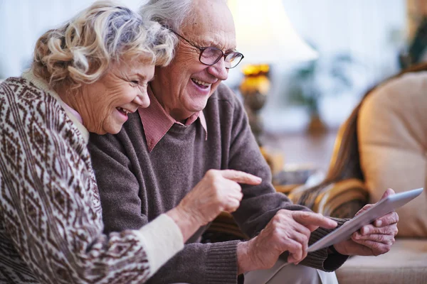 Senioren vernetzen sich zu Hause — Stockfoto