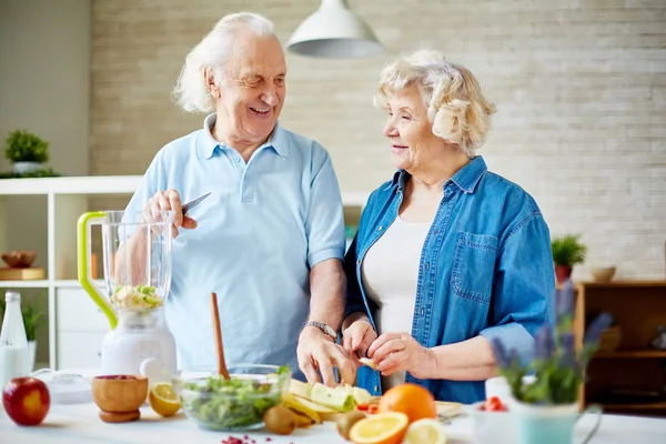 Esposo sênior e esposa preparando smoothie de frutas — Fotografia de Stock