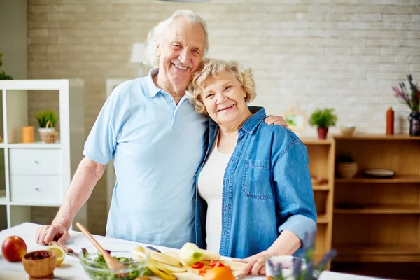 Aînés joyeux dans la cuisine — Photo