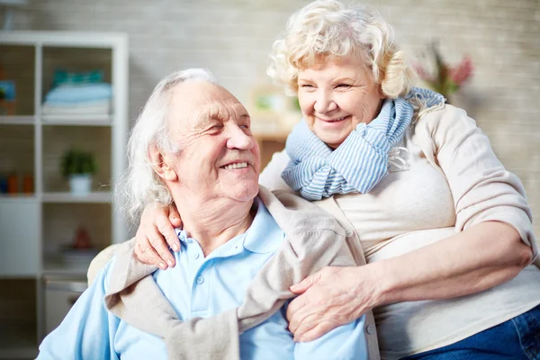 Alegre pareja de ancianos — Foto de Stock