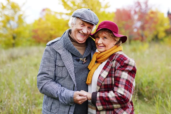 Pensionerade seniorer i varma kläder — Stockfoto