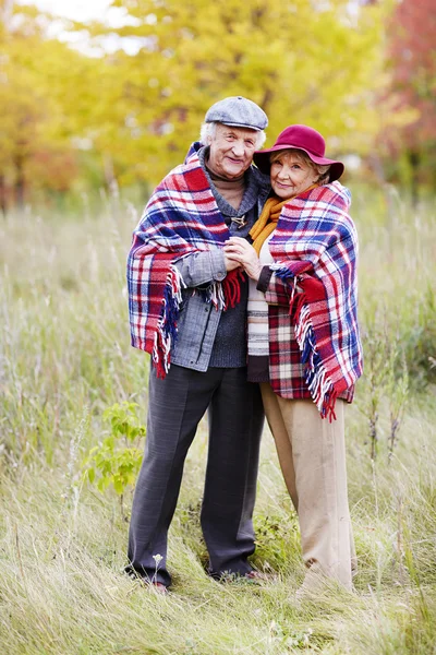 Pensionerade seniorer i höst park — Stockfoto