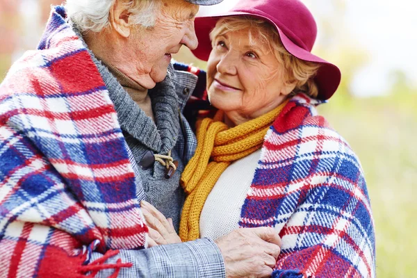 Pensionerade seniorer i varma kläder — Stockfoto