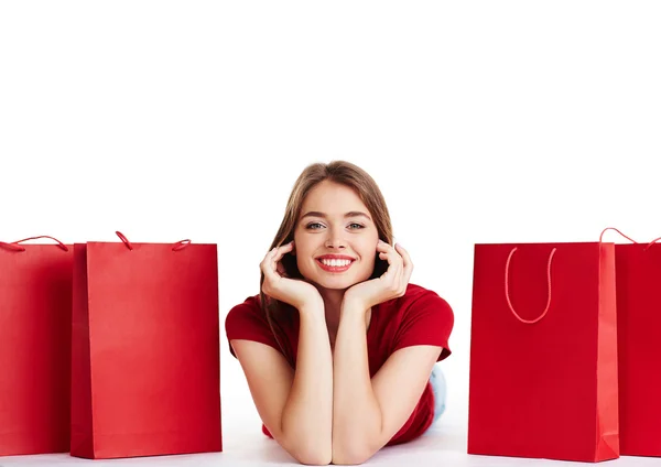 Vrouw liggen tussen shopping tassen — Stockfoto