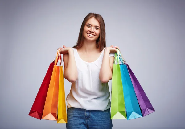 Mulher segurando compras coloridas — Fotografia de Stock