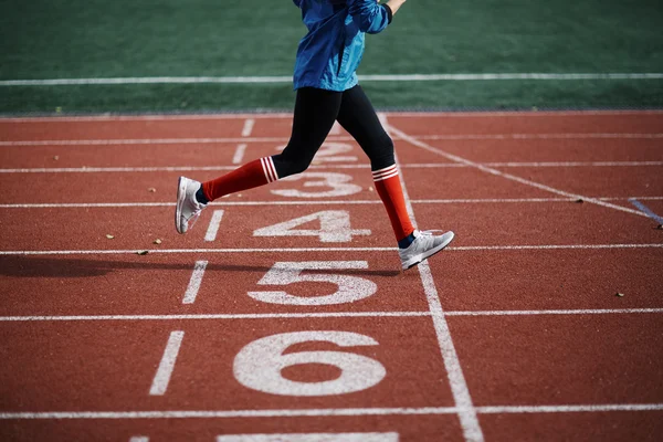 Mujer entrenando en el estadio — Foto de Stock