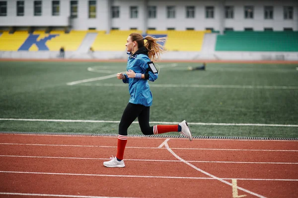 Mulher gostando de correr de manhã — Fotografia de Stock