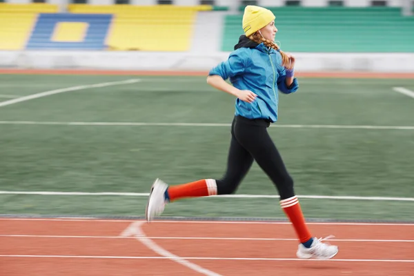 Kvinnan jogging och lyssna musik — Stockfoto