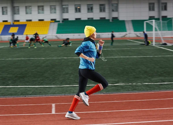 Žena, jogging a poslech hudby — Stock fotografie