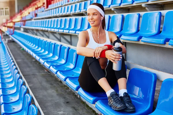 Kvinna sitter på stadium — Stockfoto