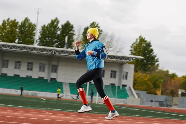 Donna che corre e ascolta musica — Foto Stock