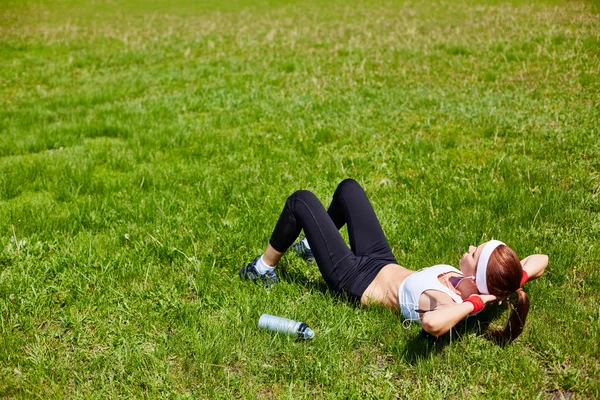 Kvinnan gör situps i park — Stockfoto