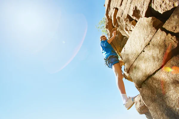 Sportler erklimmt den Felsen — Stockfoto