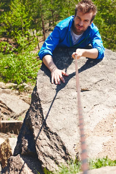 Sportler erklimmt Klippe des Berges — Stockfoto