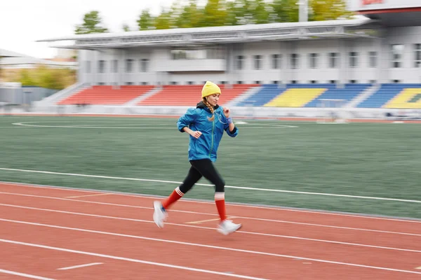 Woman jogging and listening music — Stock Photo, Image