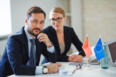 Şüphe ile kayıt sırasında arıyor işadamı