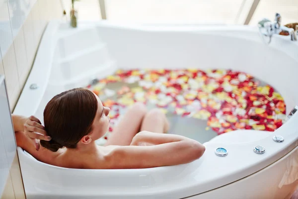 Mujer relajante en la bañera — Foto de Stock