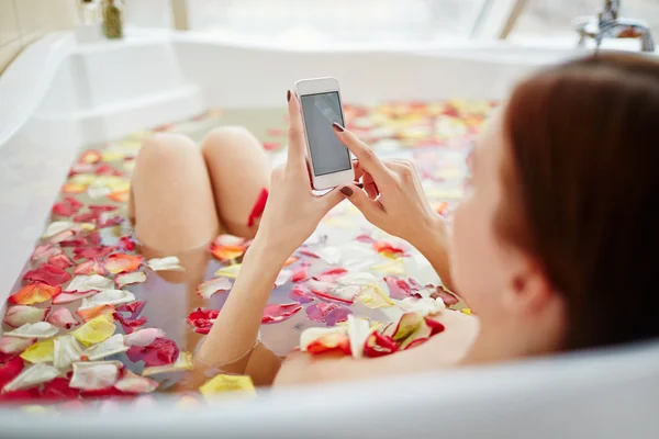 Mujer joven disfrutando de un baño — Foto de Stock