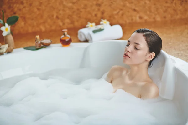 Rilassato giovane donna sdraiata in bagno — Foto Stock