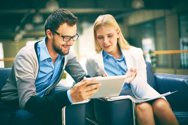 Businessman and businesswoman networking — Stock Photo, Image