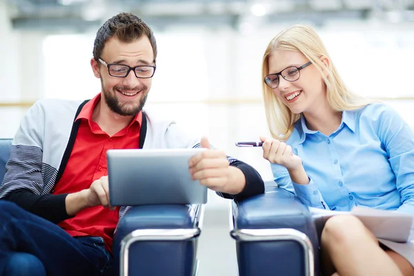 Colegas de negócios usando touchpad — Fotografia de Stock