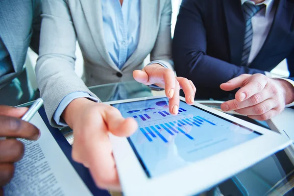 Mensen uit het bedrijfsleven werken met grafieken — Stockfoto