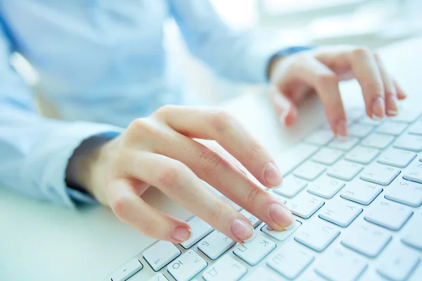 Büroangestellte tippt — Stockfoto