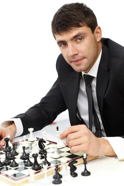 Бизнесмен играет в шахматы — стоковое фото