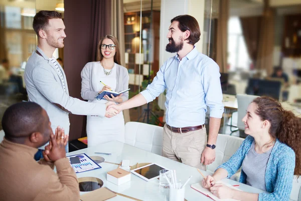 Framgångsrika affärsmän handskakning — Stockfoto