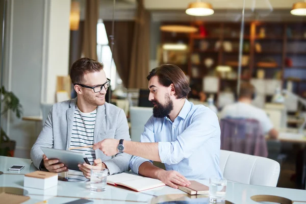 Joven hombre de negocios mirando colega — Foto de Stock