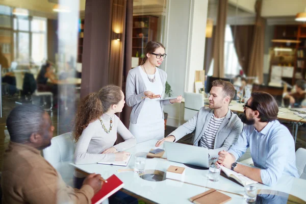 Colleagues listening to young businesswoman — 스톡 사진