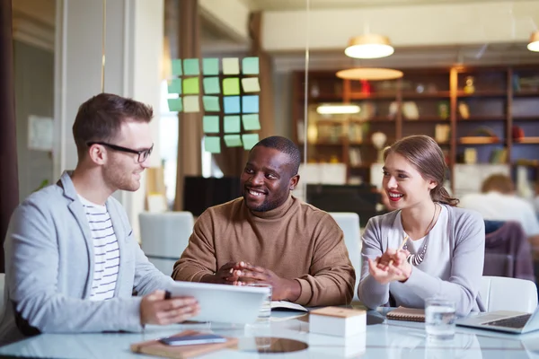 Funcionários felizes discutindo dados — Fotografia de Stock