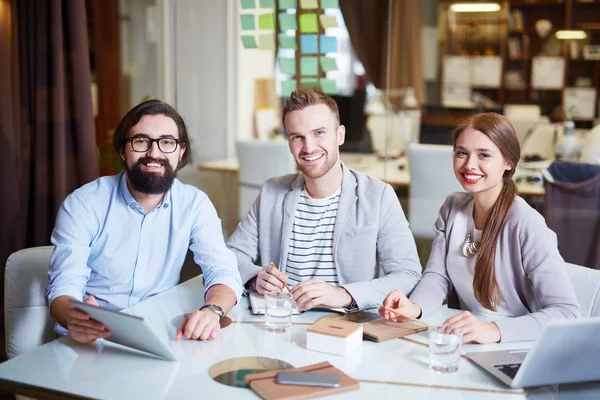 Hommes d'affaires modernes et femme d'affaires — Photo