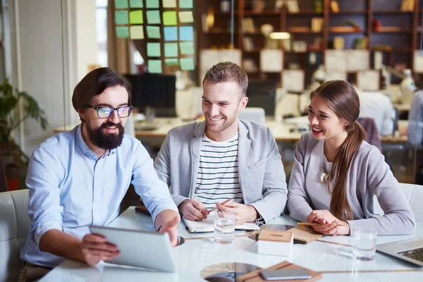 Empresarios modernos con touchpad —  Fotos de Stock