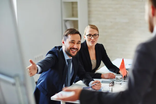 Gente de negocios dando la bienvenida y registrándose — Foto de Stock