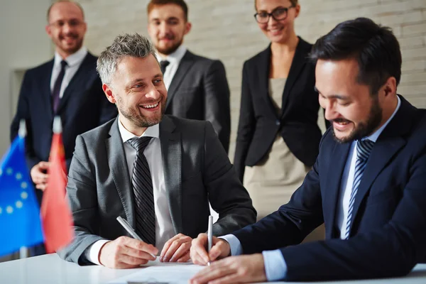 Zakenman kijken naar zijn partner tijdens vergadering — Stockfoto