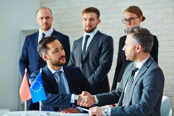 Zakenlieden schudden handen te verzegelen — Stockfoto