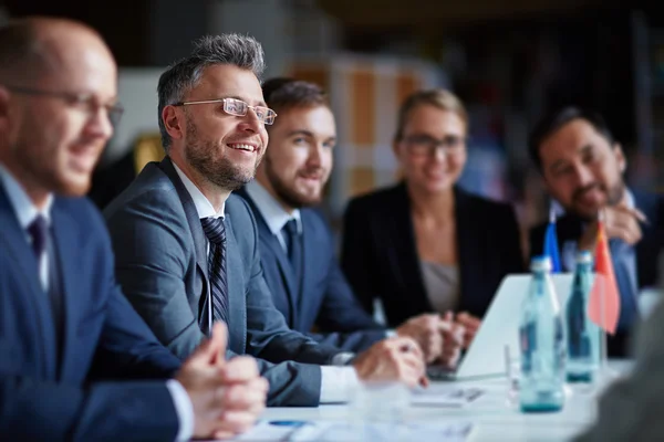 Успешные бизнесмены, сидящие на конференции — стоковое фото