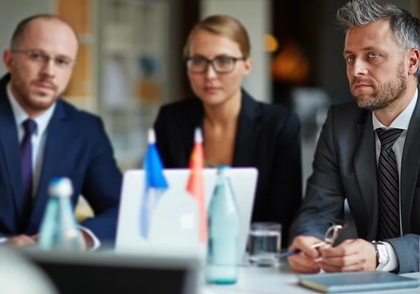 Geschäftskollegen sitzen am Seminar — Stockfoto