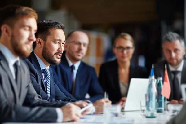 Uomini d'affari di successo ascoltando la conferenza — Foto Stock