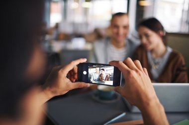 Genç çift kameraya poz