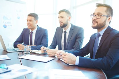 Genç İşadamları ders dinlerken