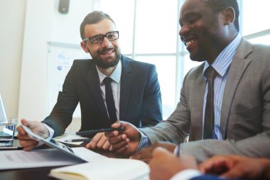 Tartışma sırasında mutlu işadamı